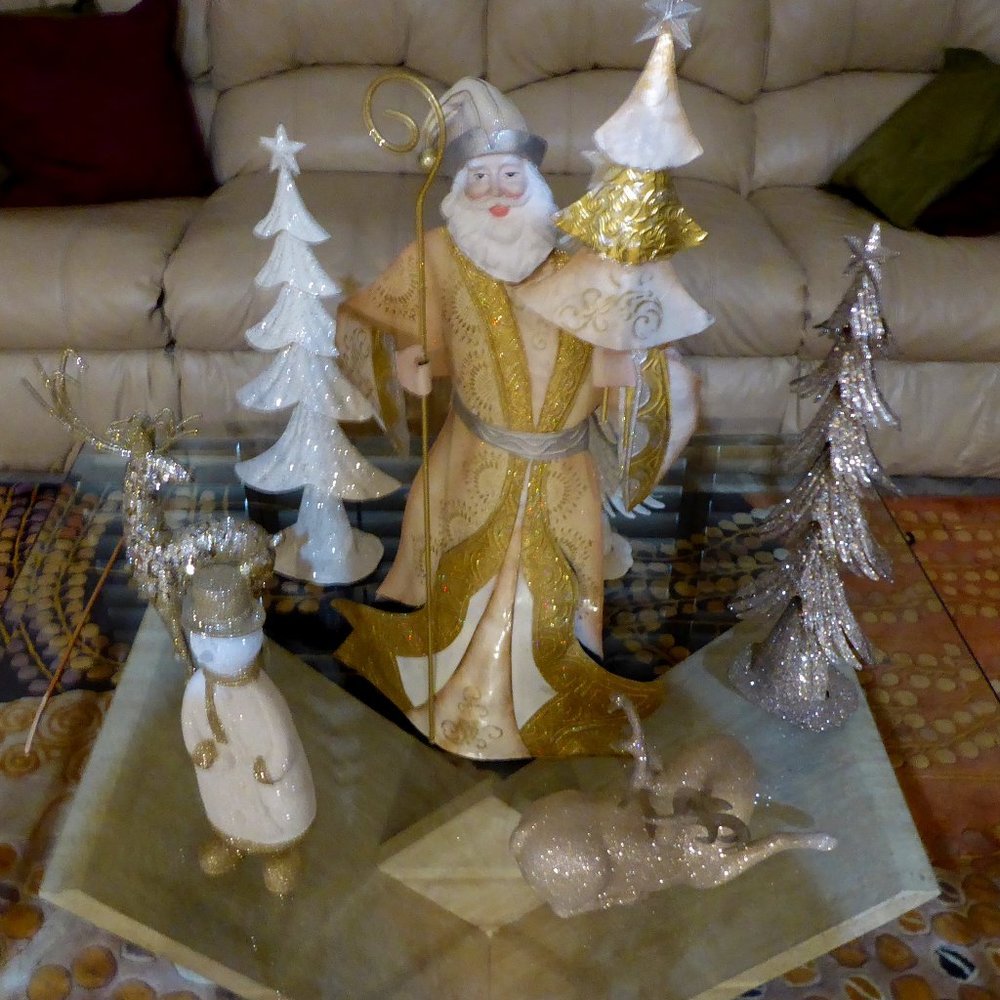 MICHAELS METAL H 25" X W 14" CHRISTMAS FIGURINE
